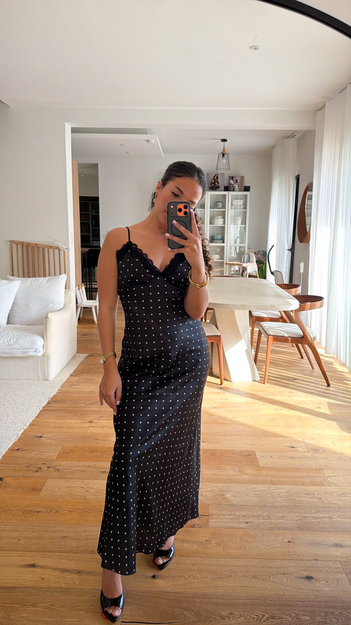 Robe longue à pois noir