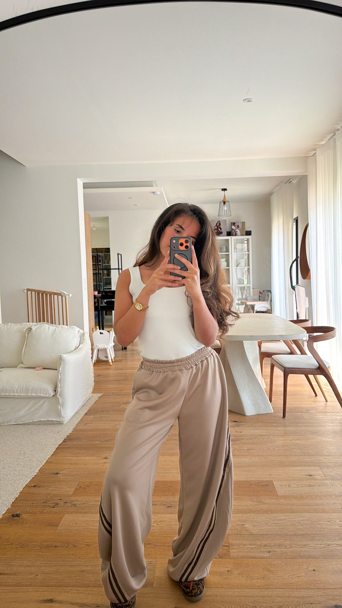 Pantalon jogging taupe à bande marron