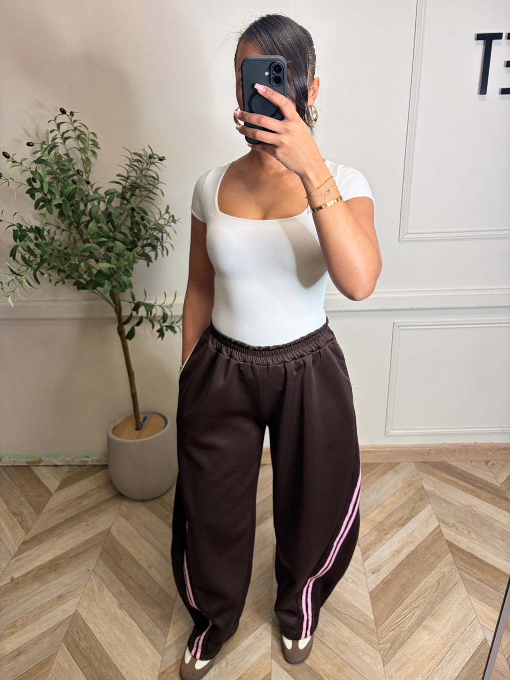 Pantalon jogging marron à bande rose