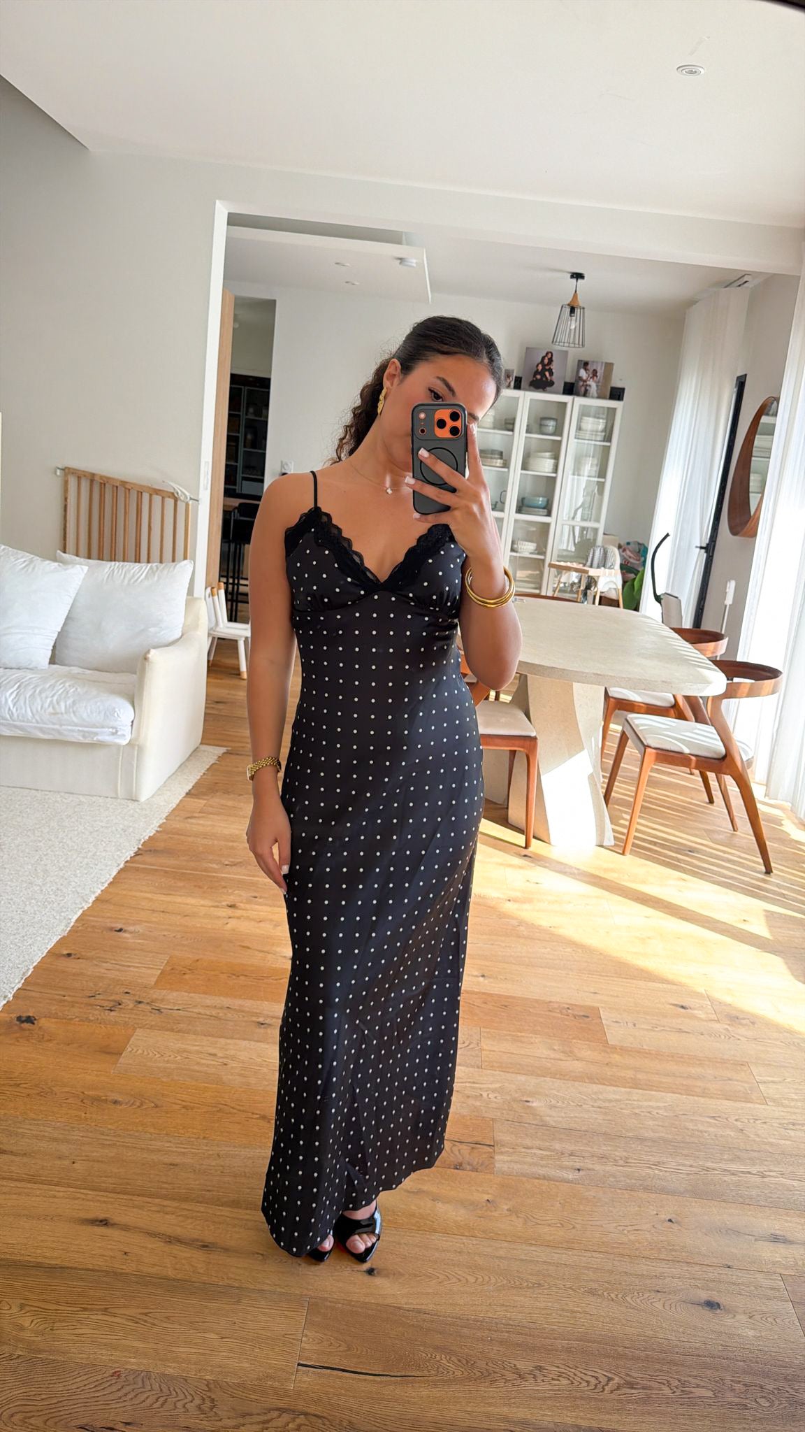 Robe longue à pois noir