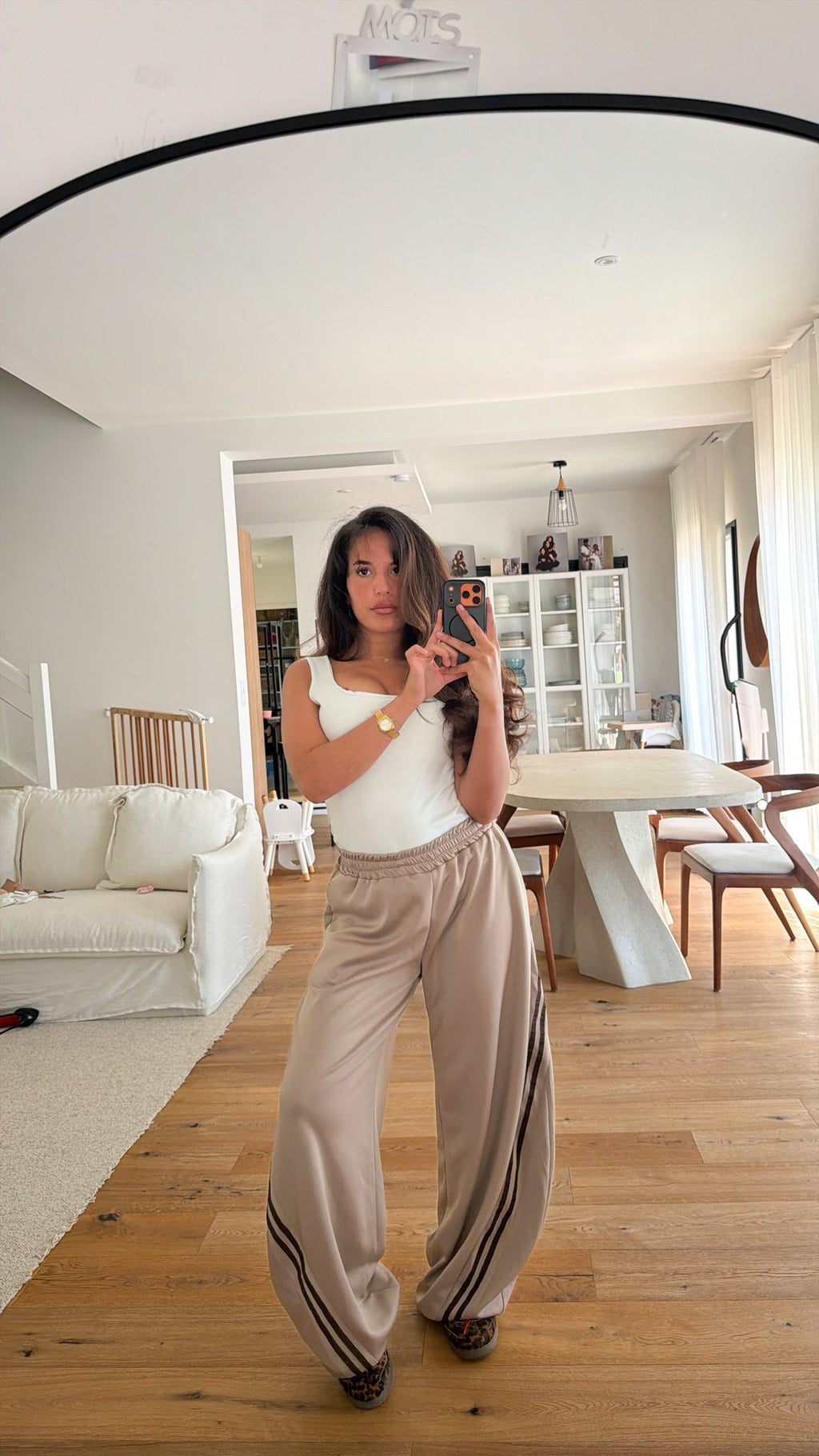 Pantalon jogging taupe à bande marron