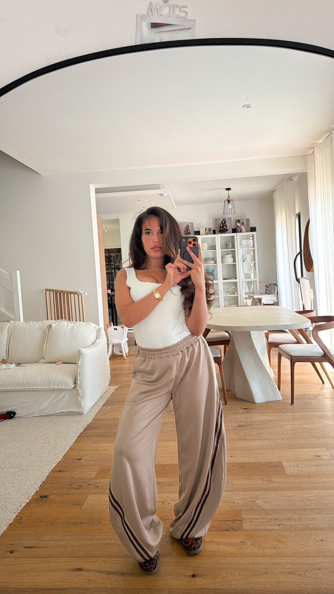 Pantalon jogging taupe à bande marron