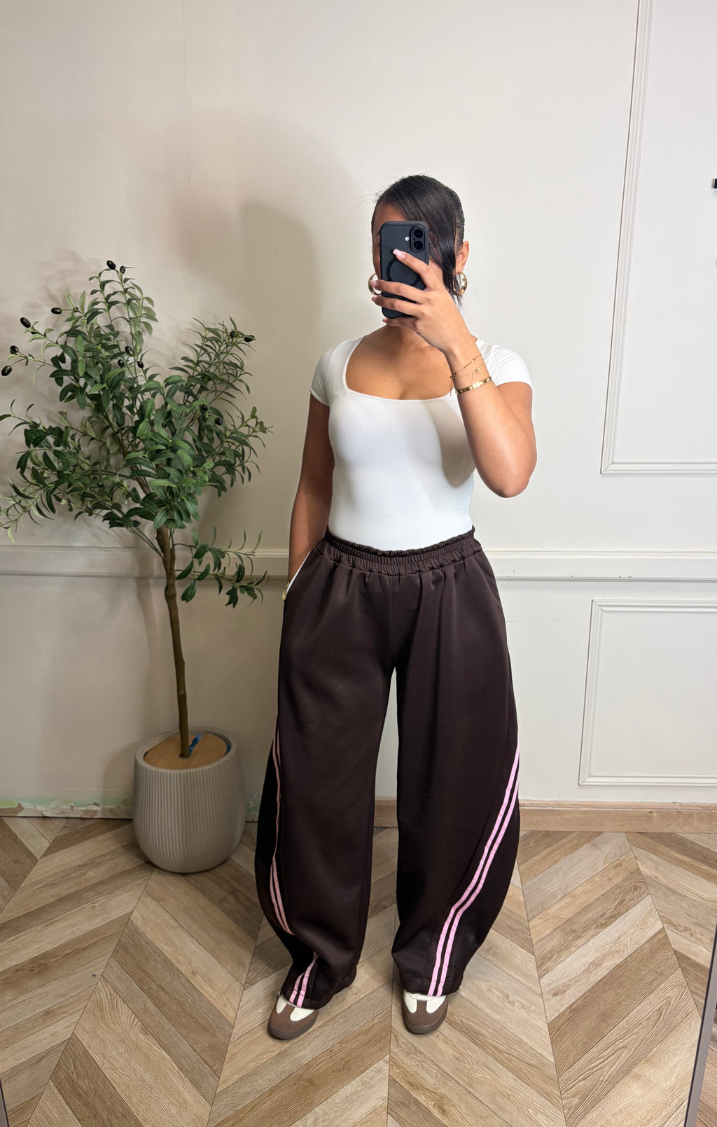 Pantalon jogging marron à bande rose