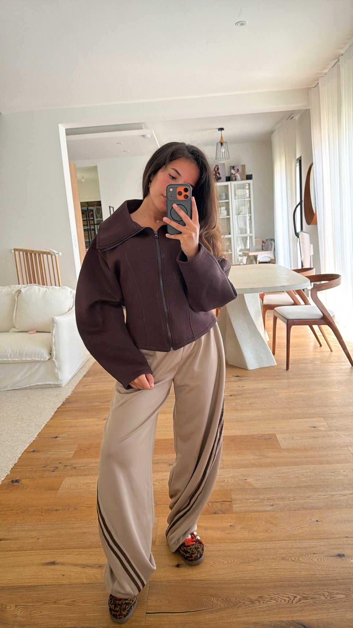 Pantalon jogging taupe à bande marron